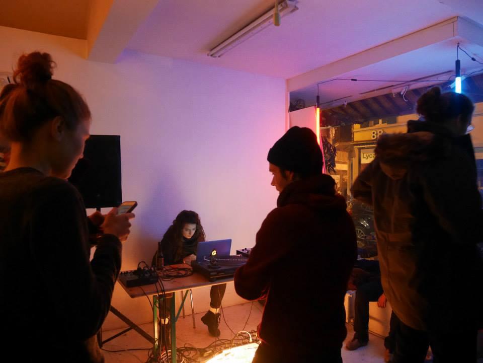© ALF Dj behind the turntables
