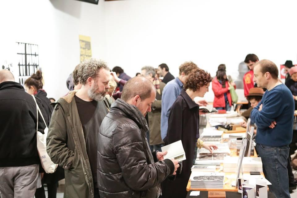 © Spyros Paloukis Room full of people, looking at book stands