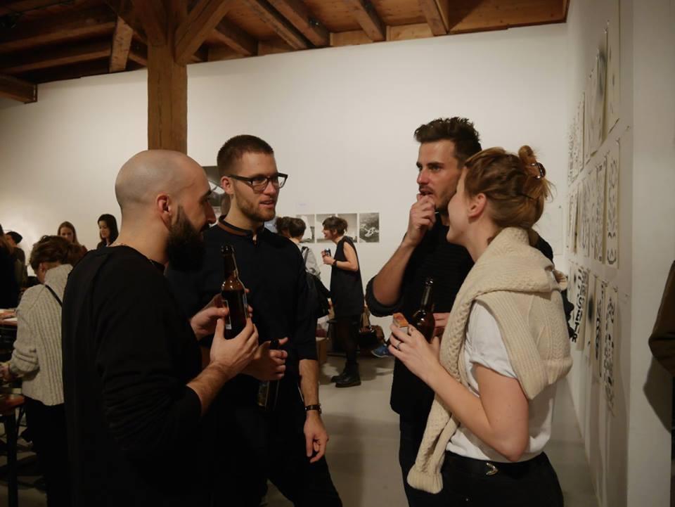 © Spyros Paloukis A group of friends talking