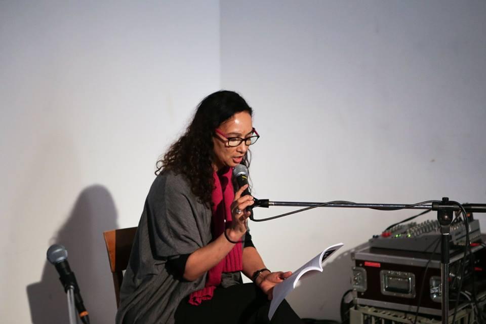© ALF Woman holding a reading