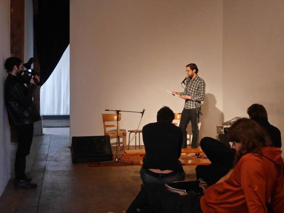 A guy in front of a microphone reading a text