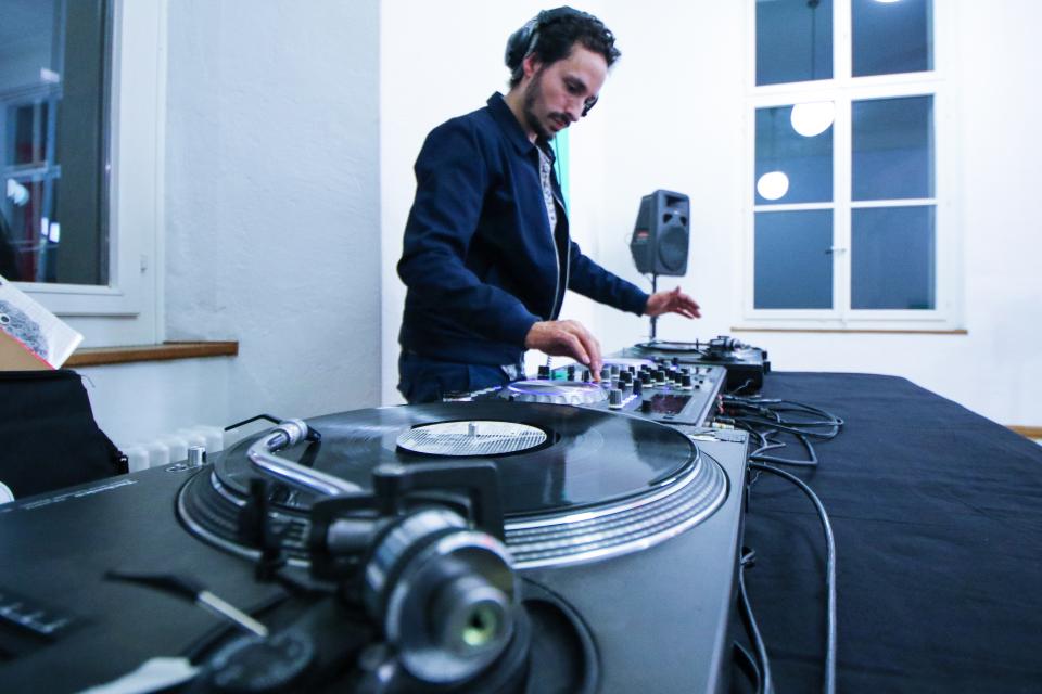 DJ